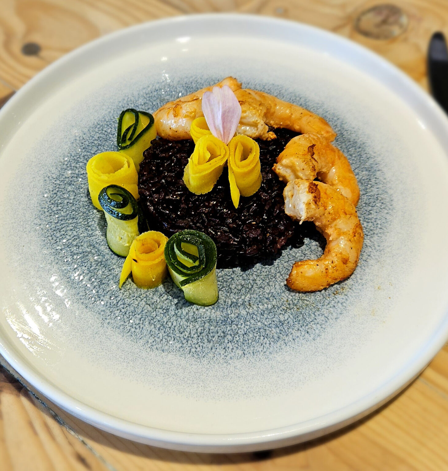 Gambas, riz vénéré, rouleaux de légumes de saison